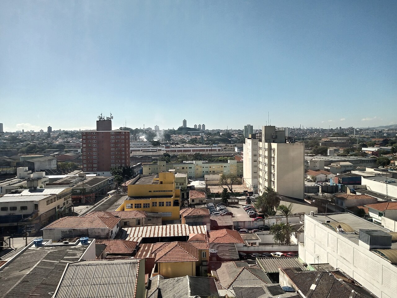 Vista do Centro de Santo André, São Paulo, a partir da Rua Campos Sales, com telhados, prédios e o horizonte urbano